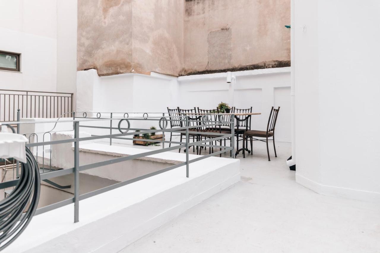 Monastiraki-Psiri, Old Town, 3-Bdr Apt, Sleep 6-10P, Spacious Court Yard Atene Esterno foto