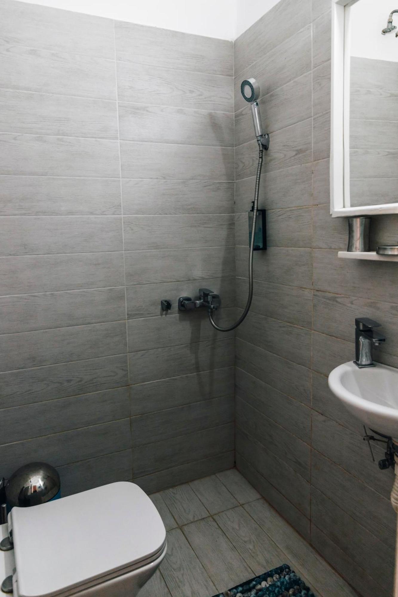 Monastiraki-Psiri, Old Town, 3-Bdr Apt, Sleep 6-10P, Spacious Court Yard Atene Esterno foto